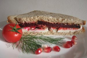 Sandwich cu sfecla rosie si telemea