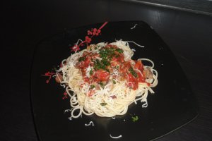 Spaghetti cu sos de rosii si ciuperci