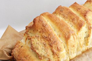 Pâine cu brânză şi usturoi