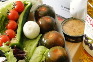 Salata "coloré",cu rosii kumato