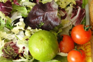 Salata "coloré",cu rosii kumato
