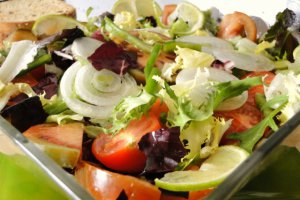Salata "coloré",cu rosii kumato