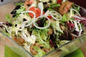 Salata "coloré",cu rosii kumato