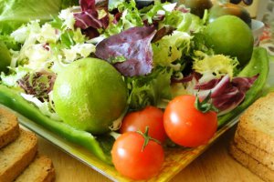Salata "coloré",cu rosii kumato