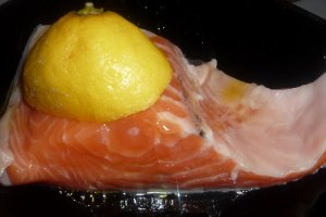 Somon in crusta de seminte de canepa