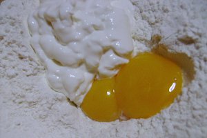 Foietaj cu măr şi sos caramel