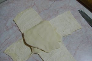 Foietaj cu măr şi sos caramel