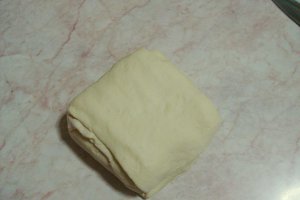 Foietaj cu măr şi sos caramel