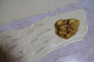Foietaj cu măr şi sos caramel
