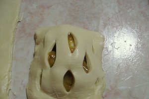 Foietaj cu măr şi sos caramel