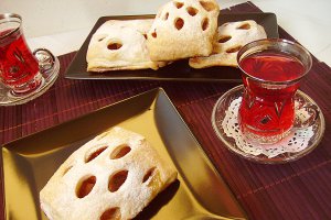 Foietaj cu măr şi sos caramel
