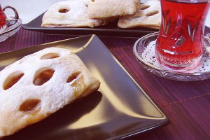 Foietaj cu măr şi sos caramel