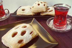 Foietaj cu măr şi sos caramel