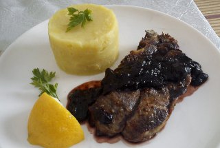 Friptura cu sos de cirese si piure cu telina