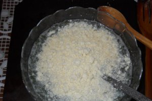 Omleta cu telemea si carnati de casa