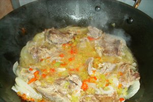 Pastrama de oaie cu ceapa si ardei