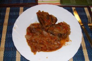 Pastrama de oaie cu ceapa si ardei