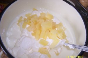 Tort cu crema de iaurt si ananas