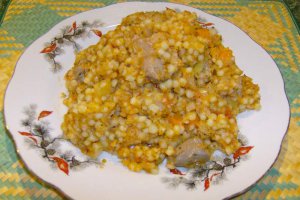 Cus-cus cu pipote si inimi de pui