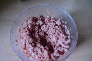 Cuiburi cu crema de branza si crenvusti de curcan