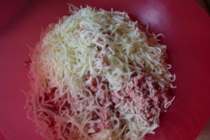 Cuiburi cu crema de branza si crenvusti de curcan