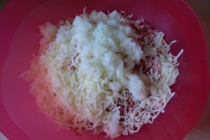 Cuiburi cu crema de branza si crenvusti de curcan