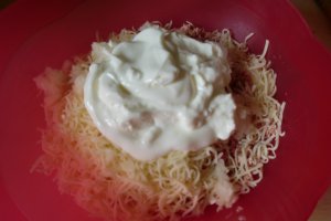 Cuiburi cu crema de branza si crenvusti de curcan