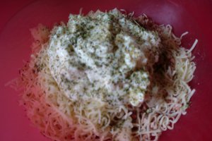 Cuiburi cu crema de branza si crenvusti de curcan