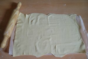 Cuiburi cu crema de branza si crenvusti de curcan