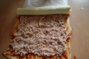 Cuiburi cu crema de branza si crenvusti de curcan
