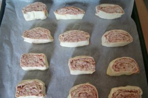 Cuiburi cu crema de branza si crenvusti de curcan