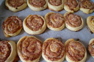 Cuiburi cu crema de branza si crenvusti de curcan