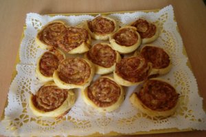 Cuiburi cu crema de branza si crenvusti de curcan