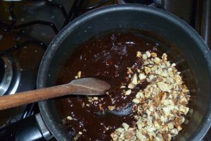Croissant cu ciocolata, nuca si crema de alune
