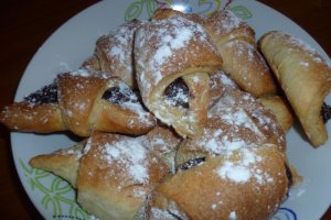 Croissant cu ciocolata, nuca si crema de alune