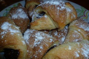 Croissant cu ciocolata, nuca si crema de alune