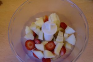 Iaurt de baut cu fructe,numai natural pentru micutii nostri