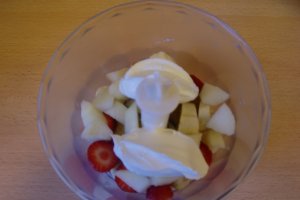 Iaurt de baut cu fructe,numai natural pentru micutii nostri
