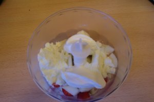 Iaurt de baut cu fructe,numai natural pentru micutii nostri