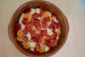 Legume gratinate la cuptor cu cascaval de capra in vas de lut