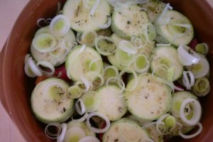 Legume gratinate la cuptor cu cascaval de capra in vas de lut