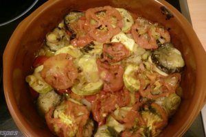 Legume gratinate la cuptor cu cascaval de capra in vas de lut