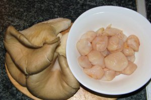 Scoici St.Jacques (scallops) cu ciuperci in sos redus de peste