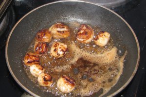 Scoici St.Jacques (scallops) cu ciuperci in sos redus de peste