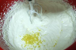 Tort cu mascarpone si fructe de padure
