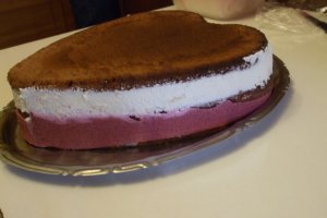 Tort cu mascarpone si fructe de padure