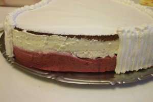 Tort cu mascarpone si fructe de padure