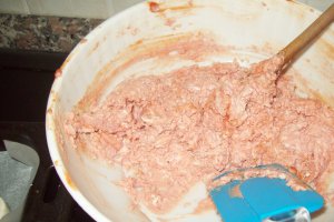Rulouri de foietaj cu crenvusti si crema de branza
