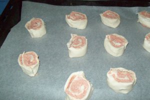Rulouri de foietaj cu crenvusti si crema de branza
