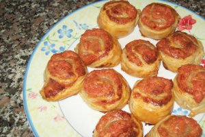 Rulouri de foietaj cu crenvusti si crema de branza